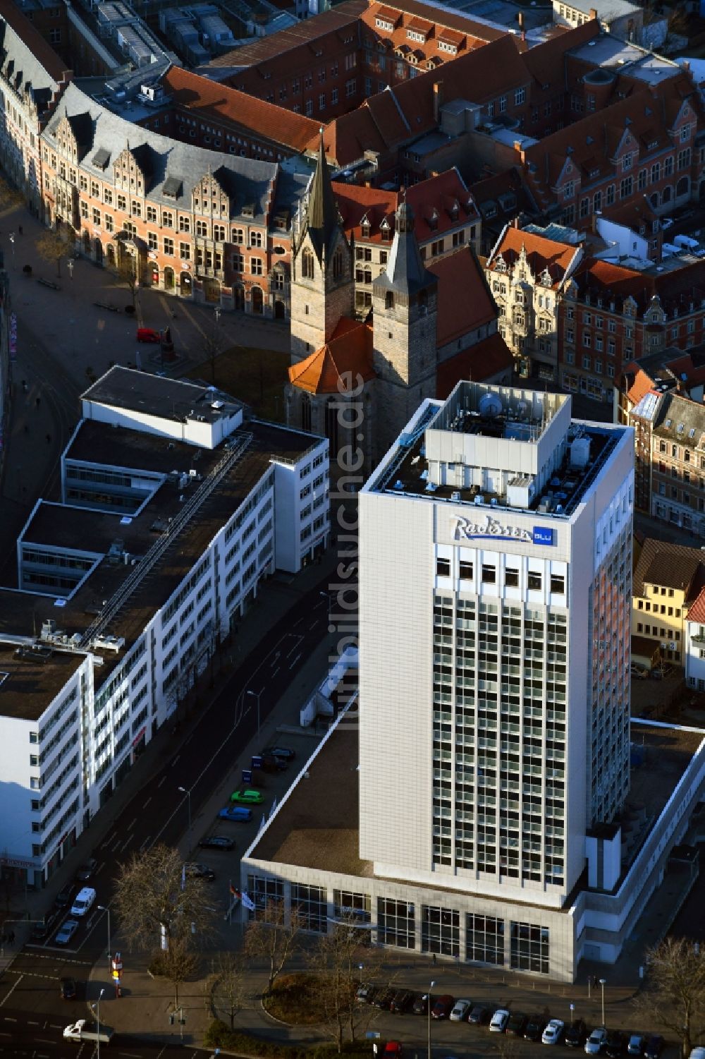 Erfurt aus der Vogelperspektive: Hochhaus- Gebäude der Hotelanlage Radisson Blu Hotel am Juri-Gagarin-Ring in Erfurt im Bundesland Thüringen, Deutschland