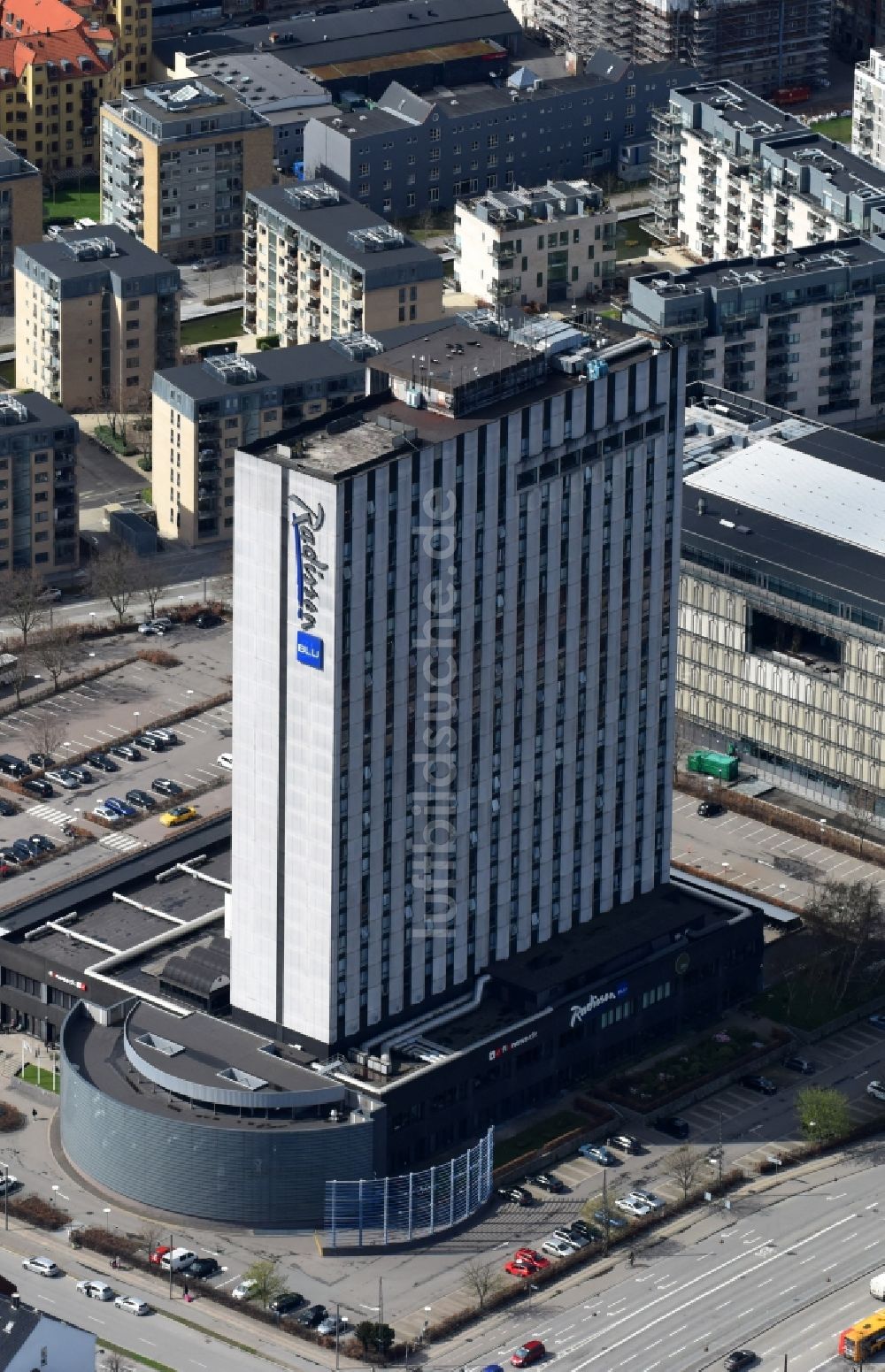 Luftaufnahme Kopenhagen - Hochhaus- Gebäude der Hotelanlage Radisson Blu Scandinavia am Amager Blvd. in Kopenhagen in Dänemark