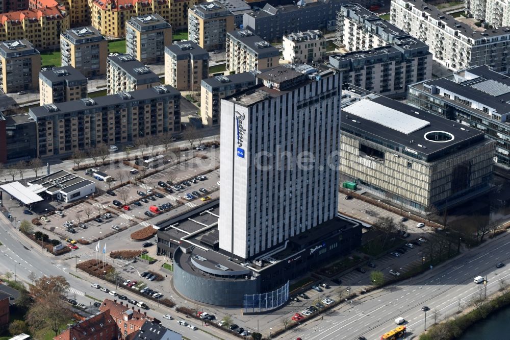 Kopenhagen von oben - Hochhaus- Gebäude der Hotelanlage Radisson Blu Scandinavia am Amager Blvd. in Kopenhagen in Dänemark