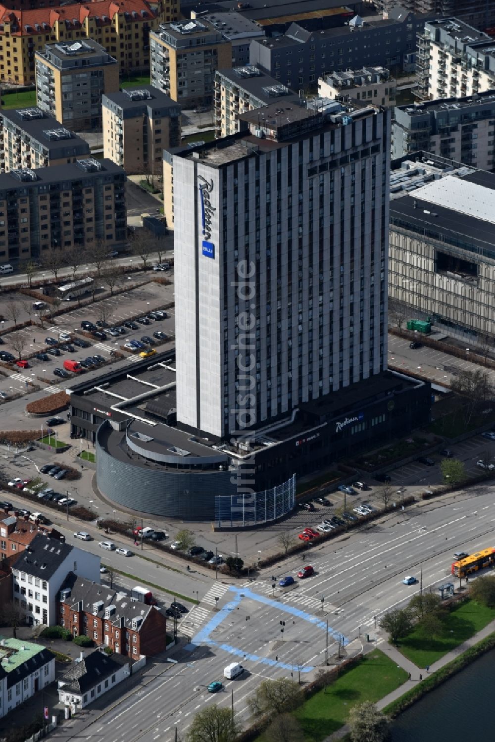 Luftbild Kopenhagen - Hochhaus- Gebäude der Hotelanlage Radisson Blu Scandinavia am Amager Blvd. in Kopenhagen in Dänemark