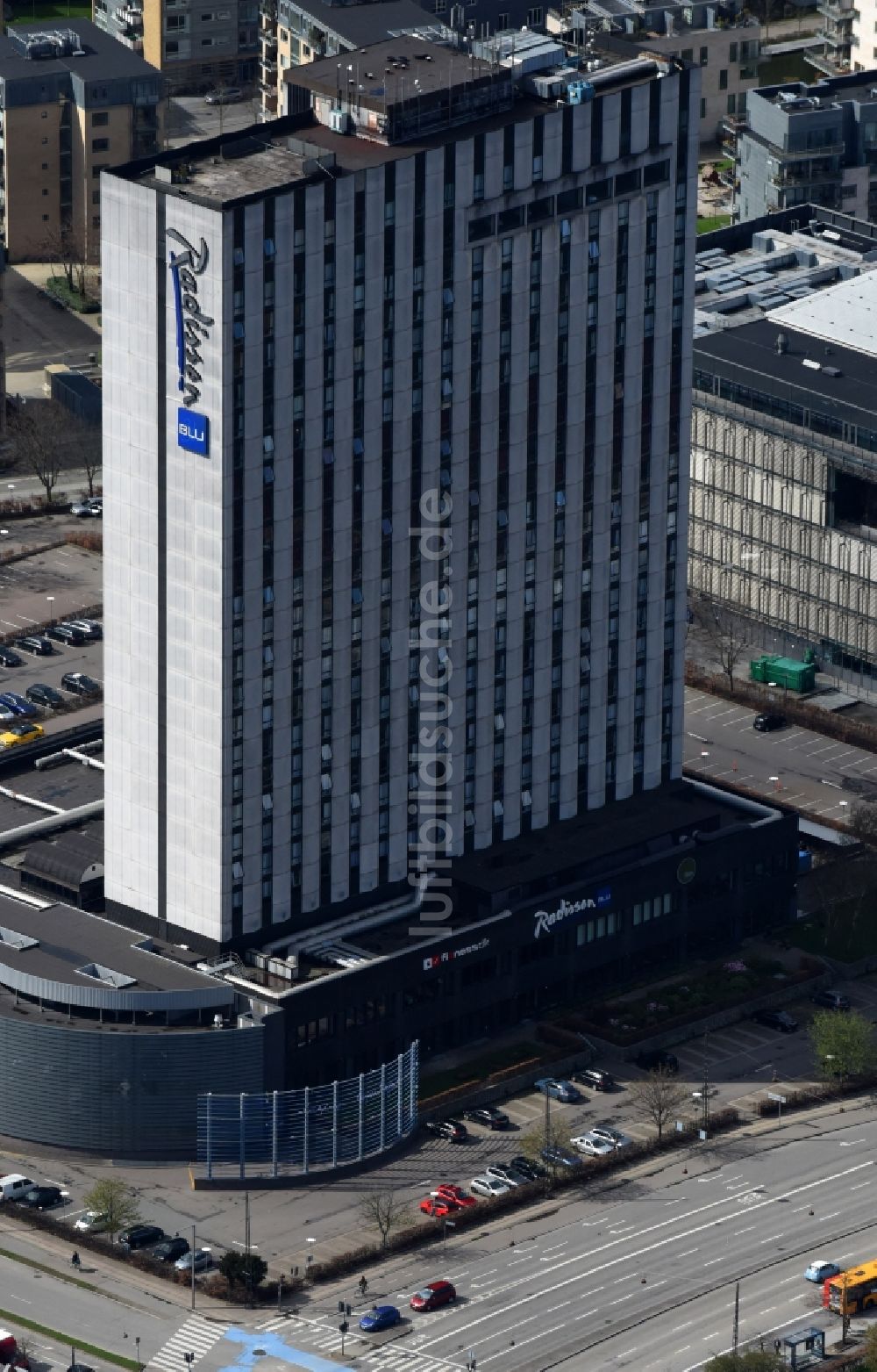 Luftaufnahme Kopenhagen - Hochhaus- Gebäude der Hotelanlage Radisson Blu Scandinavia am Amager Blvd. in Kopenhagen in Dänemark