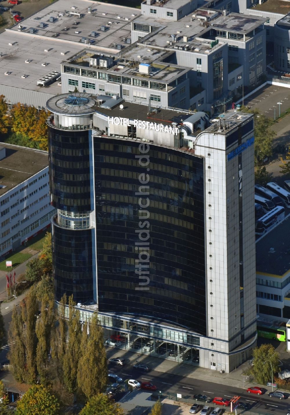 Berlin von oben - Hochhaus- Gebäude der Hotelanlage Select Hotel Berlin Spiegelturm an der Freiheit im Ortsteil Spandau in Berlin, Deutschland