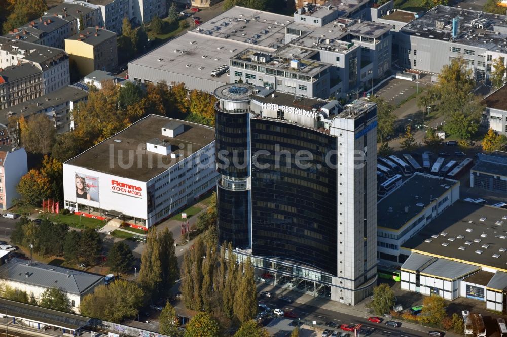 Berlin aus der Vogelperspektive: Hochhaus- Gebäude der Hotelanlage Select Hotel Berlin Spiegelturm an der Freiheit im Ortsteil Spandau in Berlin, Deutschland