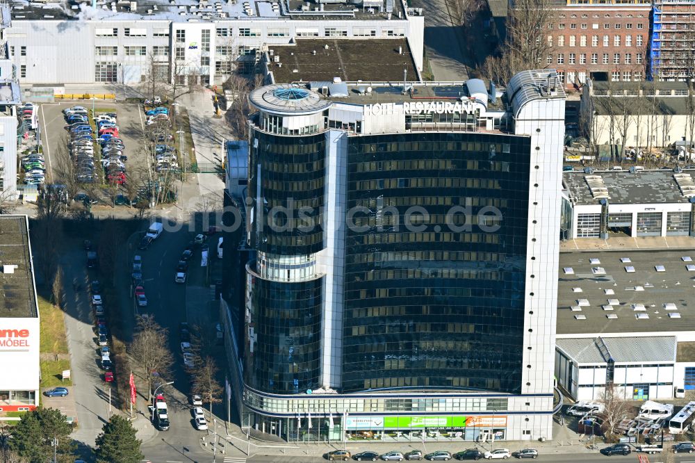 Berlin von oben - Hochhaus- Gebäude der Hotelanlage Select Hotel Berlin Spiegelturm an der Freiheit im Ortsteil Spandau in Berlin, Deutschland