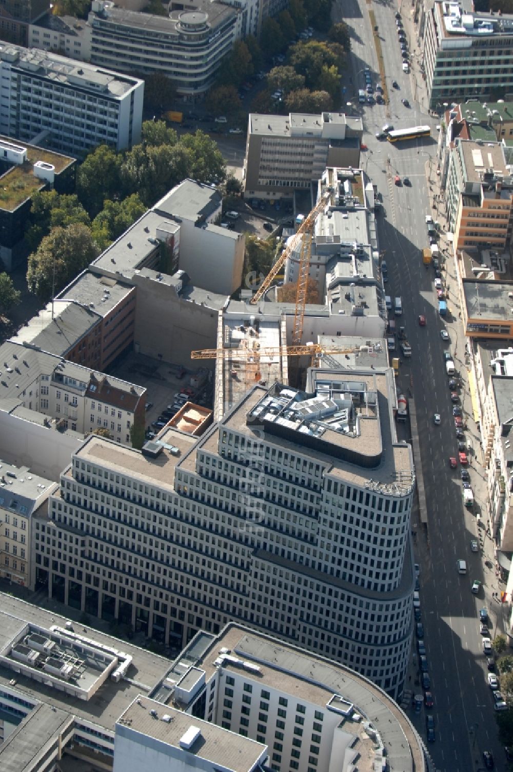 Luftbild Berlin - Hochhaus- Gebäude der Hotelanlage Sofitel Berlin Kurfürstendamm an der Augsburger Straße Ecke Joachimsthaler Straße im Ortsteil Charlottenburg in Berlin, Deutschland