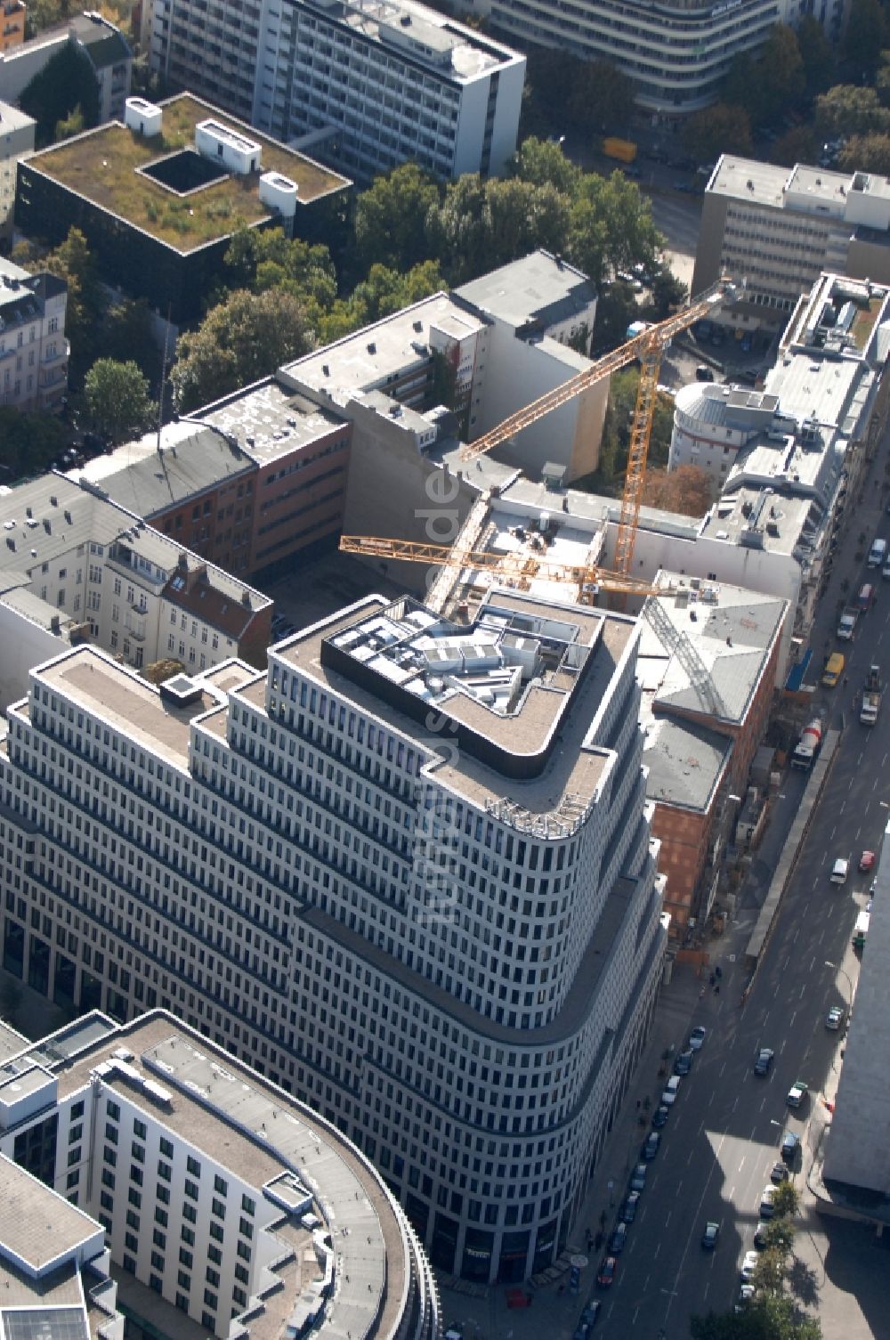 Luftaufnahme Berlin - Hochhaus- Gebäude der Hotelanlage Sofitel Berlin Kurfürstendamm an der Augsburger Straße Ecke Joachimsthaler Straße im Ortsteil Charlottenburg in Berlin, Deutschland