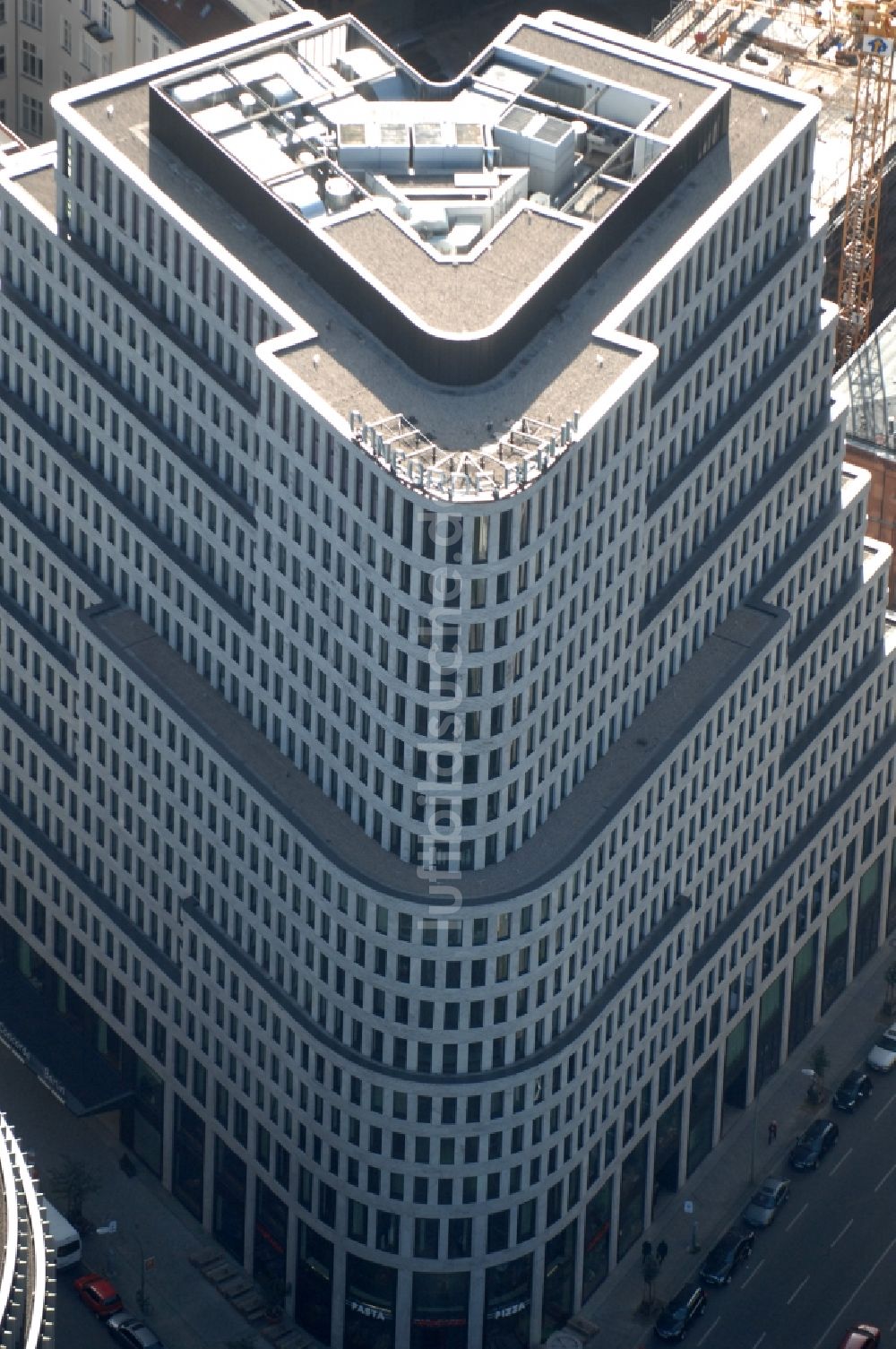 Berlin aus der Vogelperspektive: Hochhaus- Gebäude der Hotelanlage Sofitel Berlin Kurfürstendamm an der Augsburger Straße Ecke Joachimsthaler Straße im Ortsteil Charlottenburg in Berlin, Deutschland