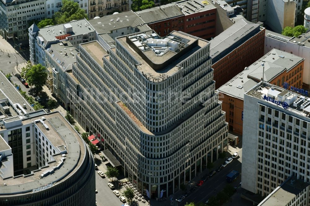 Luftbild Berlin - Hochhaus- Gebäude der Hotelanlage Sofitel Berlin Kurfürstendamm an der Augsburger Straße Ecke Joachimsthaler Straße im Ortsteil Charlottenburg in Berlin, Deutschland