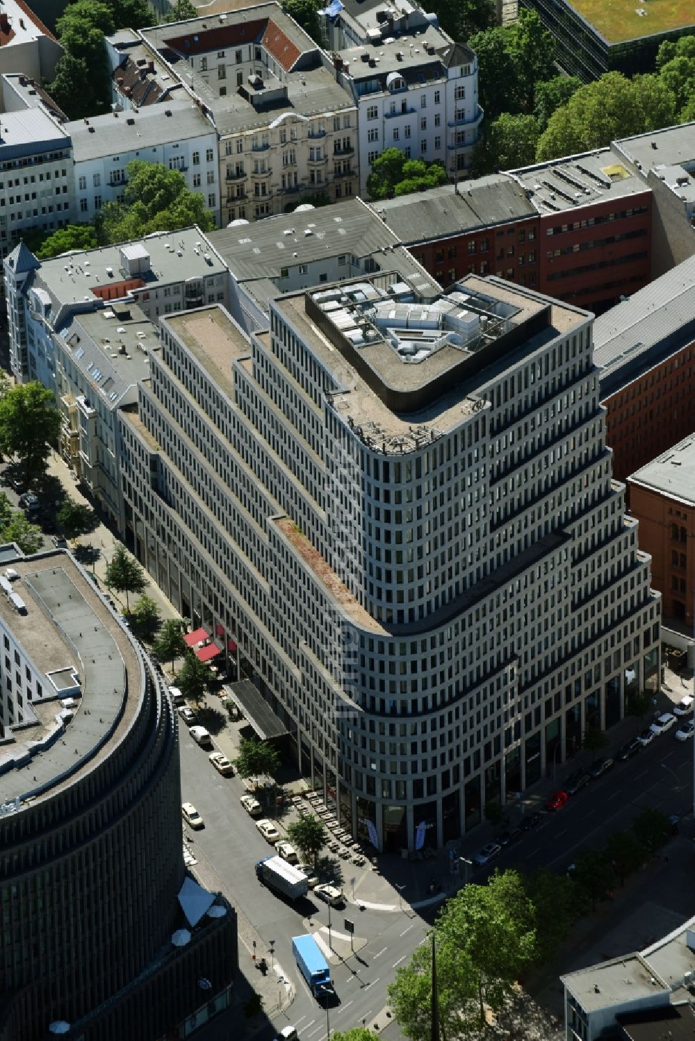 Luftaufnahme Berlin - Hochhaus- Gebäude der Hotelanlage Sofitel Berlin Kurfürstendamm an der Augsburger Straße Ecke Joachimsthaler Straße im Ortsteil Charlottenburg in Berlin, Deutschland