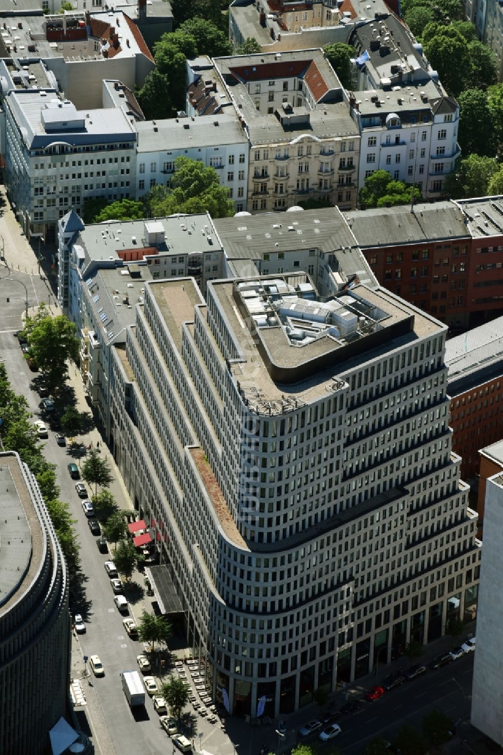 Berlin aus der Vogelperspektive: Hochhaus- Gebäude der Hotelanlage Sofitel Berlin Kurfürstendamm an der Augsburger Straße Ecke Joachimsthaler Straße im Ortsteil Charlottenburg in Berlin, Deutschland