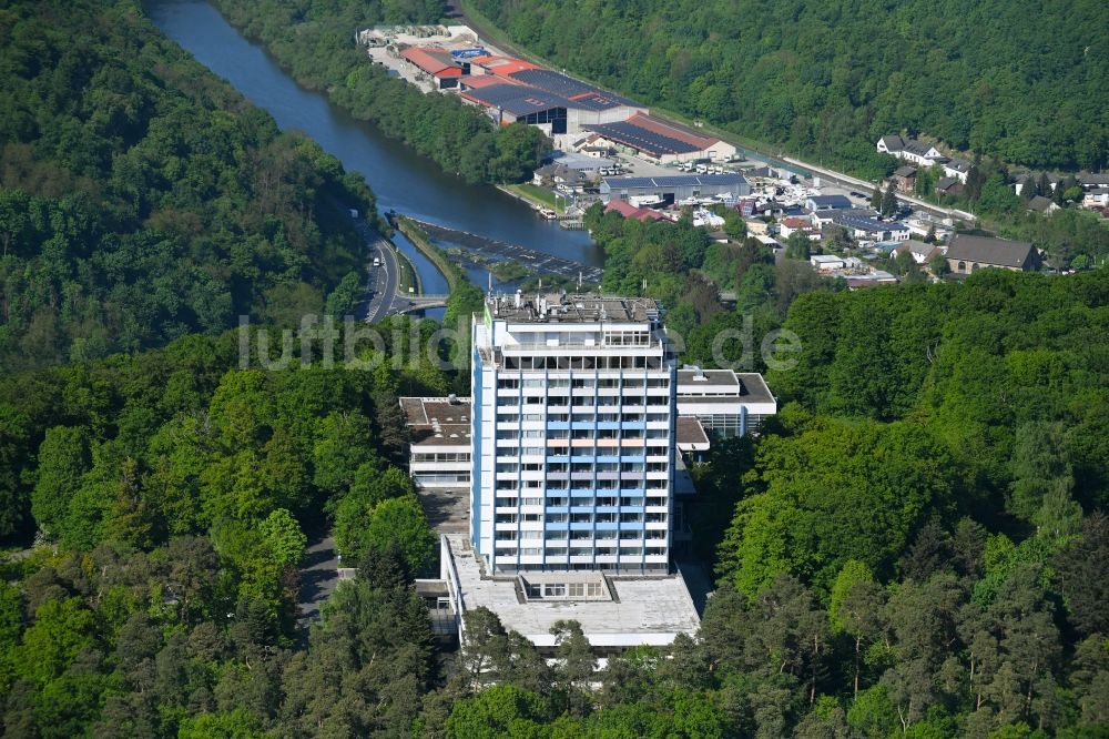 Lahnstein von oben - Hochhaus- Gebäude der Hotelanlage Wyndham Garden in Lahnstein im Bundesland Rheinland-Pfalz, Deutschland