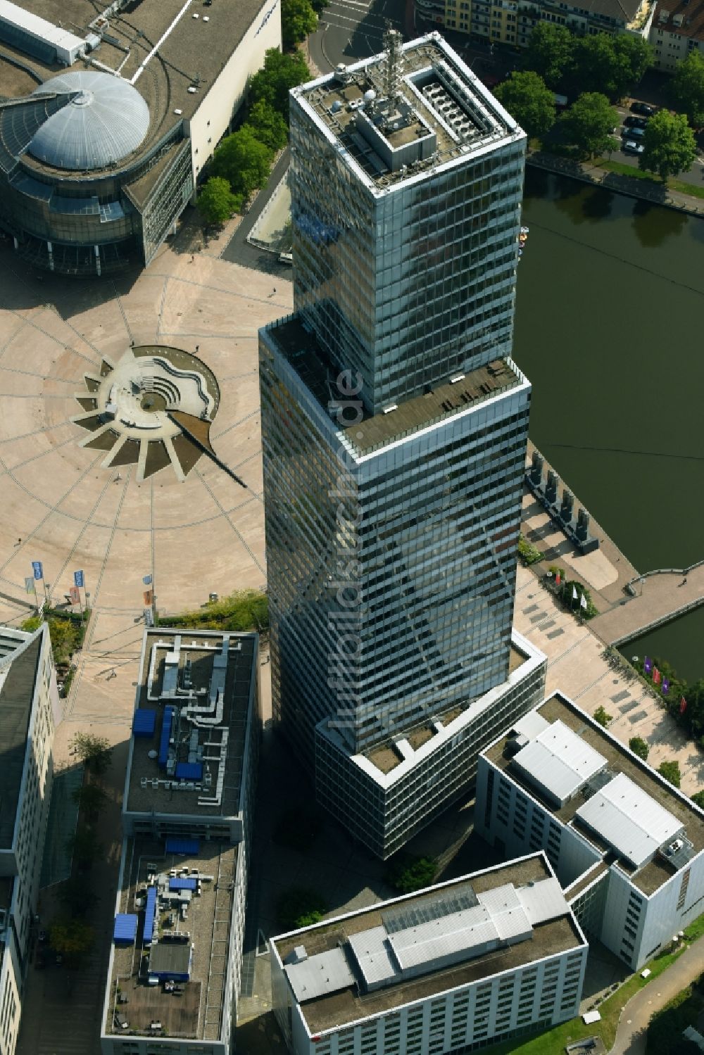 Köln von oben - Hochhaus- Gebäude Kölnturm Im Mediapark in Köln im Bundesland Nordrhein-Westfalen - NRW, Deutschland