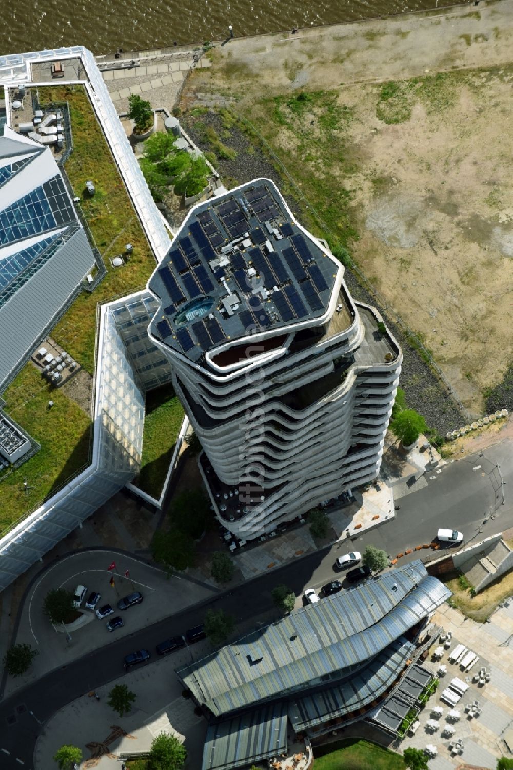 Hamburg aus der Vogelperspektive: Hochhaus- Gebäude Marco-Polo-Tower und die Deutschlandzentrale der Unilever Deutschland Holding GmbH in Hamburg, Deutschland