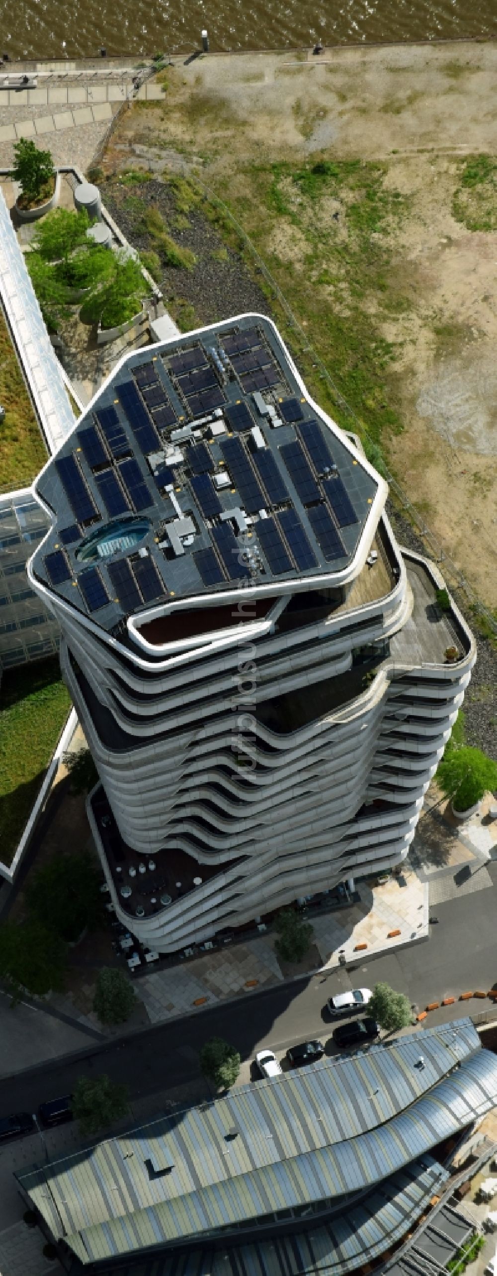 Luftbild Hamburg - Hochhaus- Gebäude Marco-Polo-Tower und die Deutschlandzentrale der Unilever Deutschland Holding GmbH in Hamburg, Deutschland