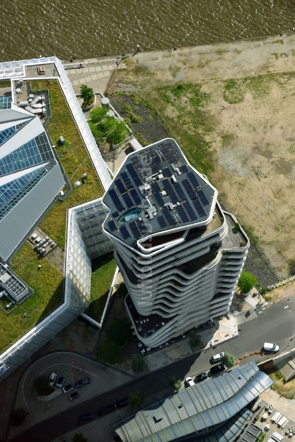 Luftaufnahme Hamburg - Hochhaus- Gebäude Marco-Polo-Tower und die Deutschlandzentrale der Unilever Deutschland Holding GmbH in Hamburg, Deutschland