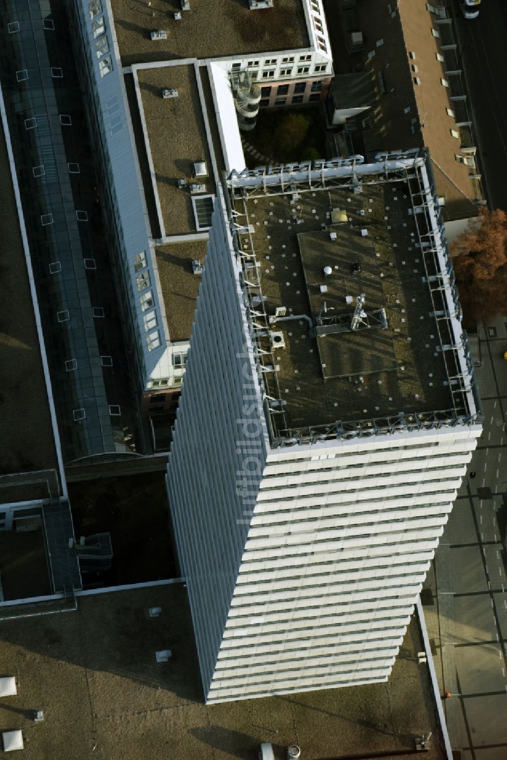 Luftaufnahme Frankfurt (Oder) - Hochhaus- Gebäude DER ODERTURM an den Lenne Passagen in Frankfurt (Oder) im Bundesland Brandenburg