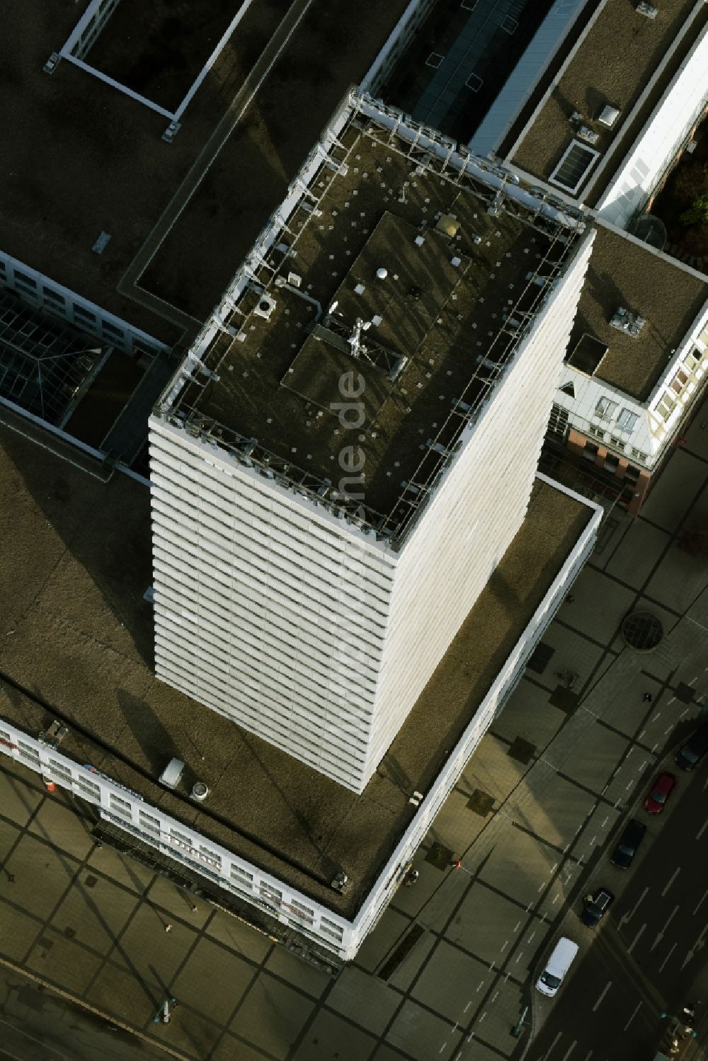 Luftaufnahme Frankfurt (Oder) - Hochhaus- Gebäude DER ODERTURM an den Lenne Passagen in Frankfurt (Oder) im Bundesland Brandenburg