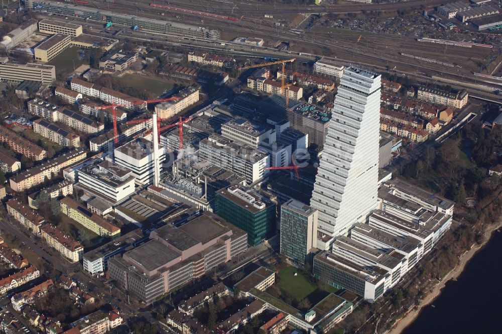 Basel aus der Vogelperspektive: Hochhaus- Gebäude der Pharmafirma Roche auf dem Werksgelände in Basel in der Schweiz