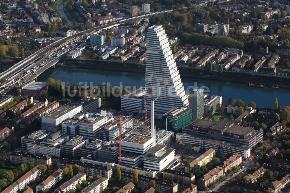 Basel von oben - Hochhaus- Gebäude der Pharmafirma Roche auf dem Werksgelände in Basel in der Schweiz