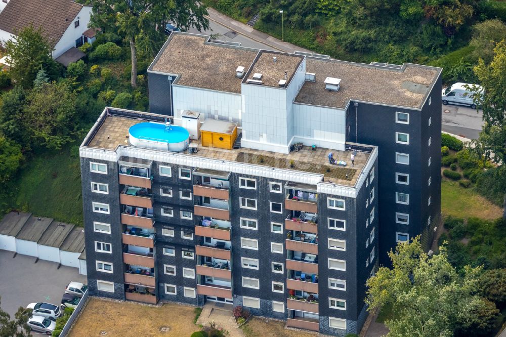 Ennepetal aus der Vogelperspektive: Hochhaus- Gebäude mit Pool auf dem Dach im Wohngebiet am Sonnenweg in Ennepetal im Bundesland Nordrhein-Westfalen, Deutschland