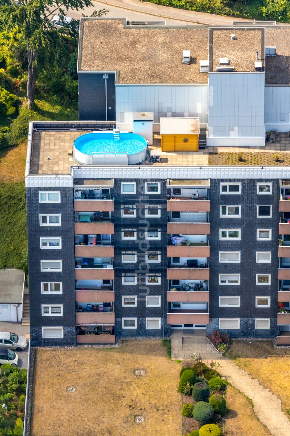 Luftaufnahme Ennepetal - Hochhaus- Gebäude mit Pool auf dem Dach im Wohngebiet am Sonnenweg in Ennepetal im Bundesland Nordrhein-Westfalen, Deutschland