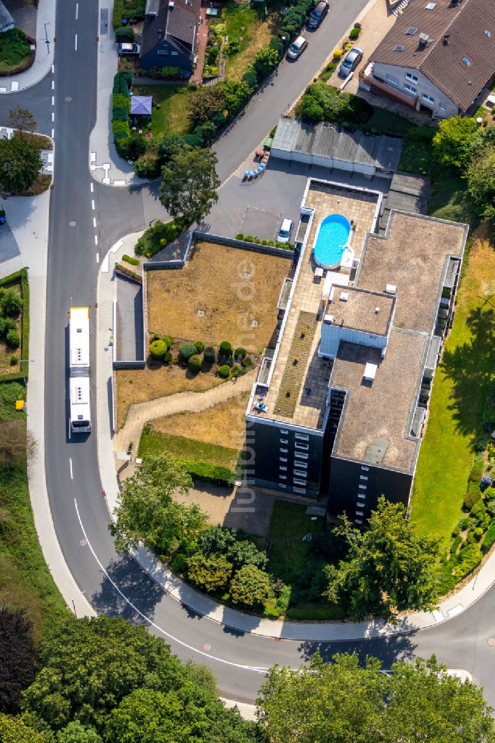 Luftaufnahme Ennepetal - Hochhaus- Gebäude mit Pool auf dem Dach im Wohngebiet am Sonnenweg in Ennepetal im Bundesland Nordrhein-Westfalen, Deutschland