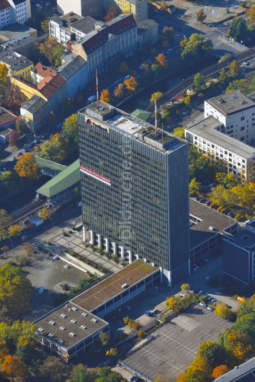 Luftbild Berlin - Hochhaus- Gebäude Postbank Finanzcenter Hallesches Ufer in Berlin