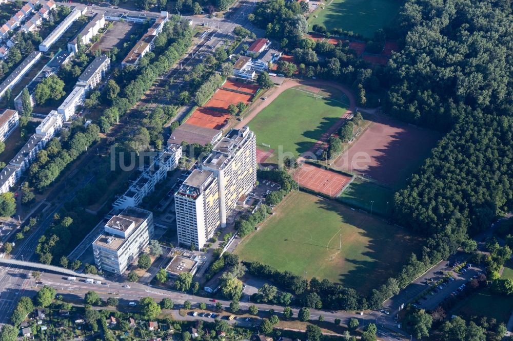 Luftaufnahme Karlsruhe - Hochhaus- Gebäude Am Rüppurer Schloß im Ortsteil Weiherfeld - Dammerstock in Karlsruhe im Bundesland Baden-Württemberg, Deutschland