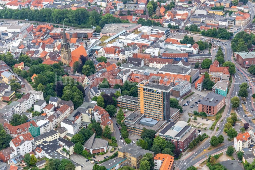 Flensburg aus der Vogelperspektive: Hochhaus- Gebäude der Stadtverwaltung - Rathaus in Flensburg im Bundesland Schleswig-Holstein, Deutschland