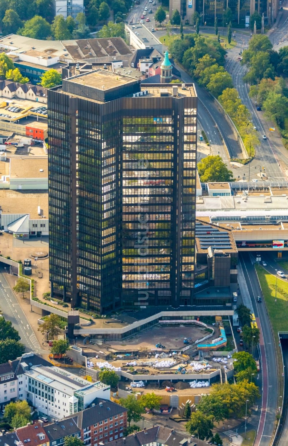 Essen aus der Vogelperspektive: Hochhaus- Gebäude der Stadtverwaltung - Rathaus am Porscheplatz in Essen im Bundesland Nordrhein-Westfalen, Deutschland