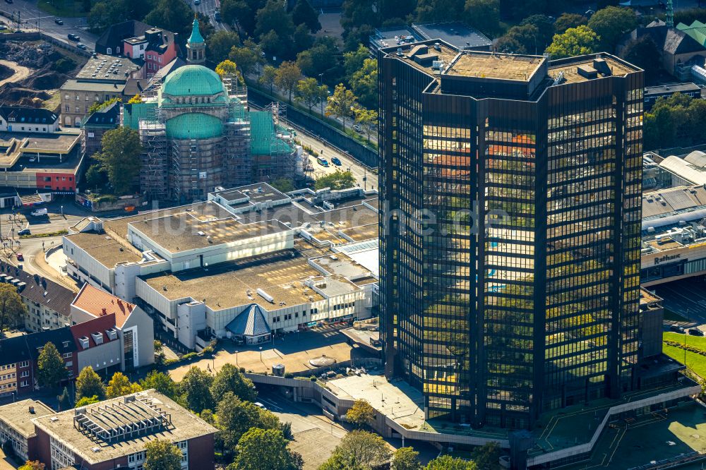 Luftaufnahme Essen - Hochhaus- Gebäude der Stadtverwaltung - Rathaus am Porscheplatz in Essen im Bundesland Nordrhein-Westfalen, Deutschland