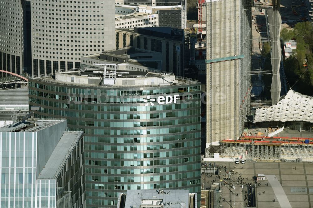 Luftaufnahme Puteaux - Hochhaus- Gebäude Tour EDF im Büro- und Hochhaus- Viertel La Defense in Paris in Ile-de-France, Frankreich