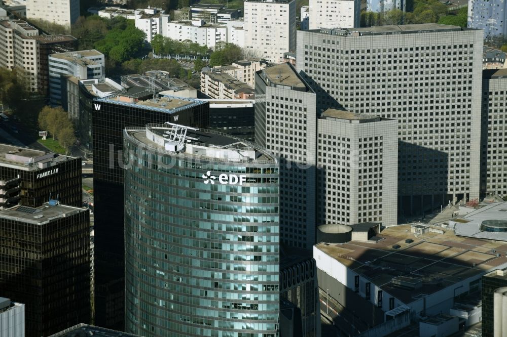 Puteaux von oben - Hochhaus- Gebäude Tour EDF im Büro- und Hochhaus- Viertel La Defense in Paris in Ile-de-France, Frankreich