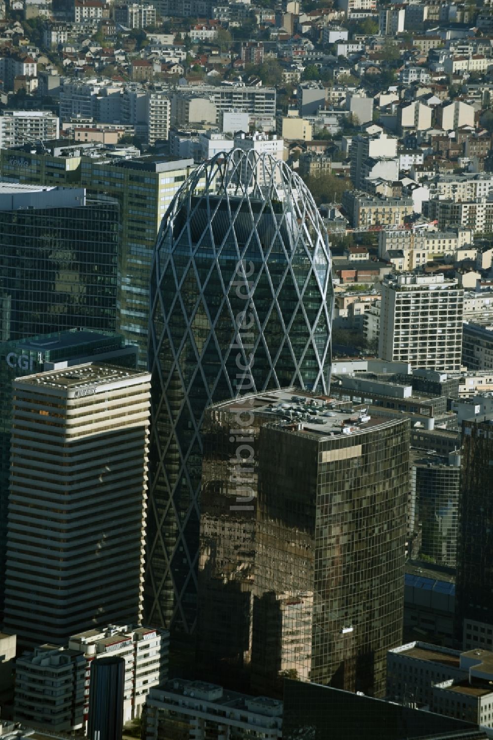 Luftbild Paris Courbevoie - Hochhaus- Gebäude Tour D2 im Hochhaus- und Geschäfts- Viertel La Défense in Paris in Ile-de-France, Frankreich