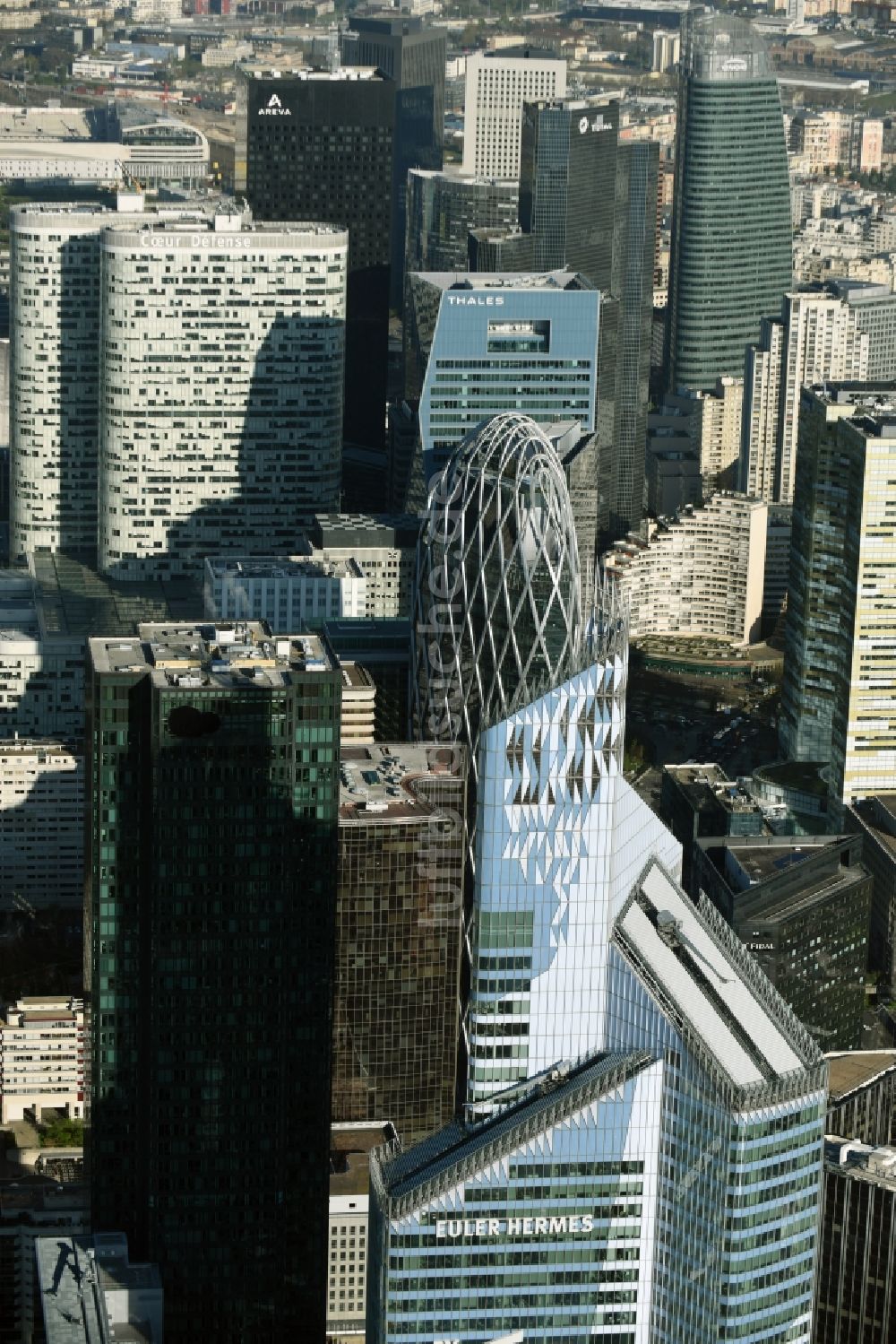 Luftaufnahme Paris Puteaux - Hochhaus- Gebäude Tour D2 im Hochhaus- und Geschäfts- Viertel La Défense in Paris in Ile-de-France, Frankreich