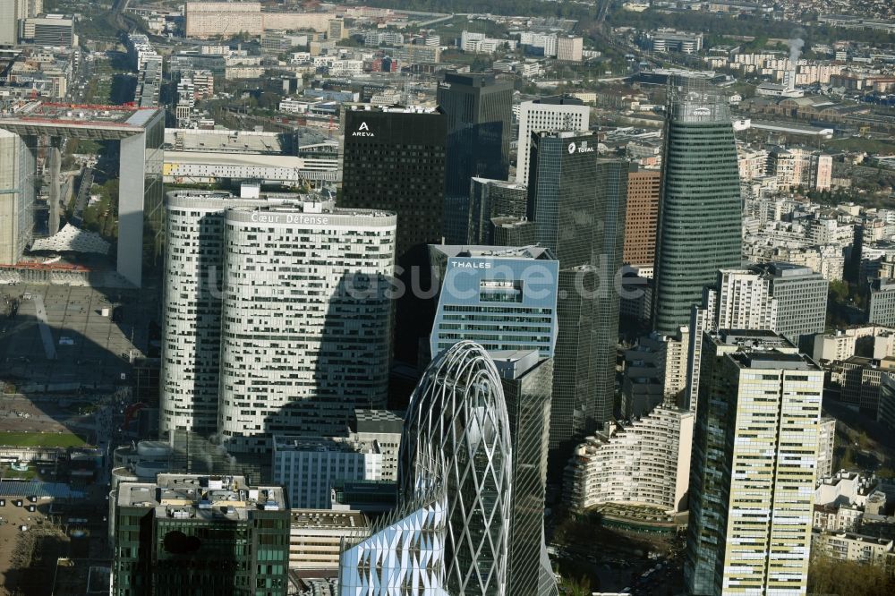 Paris Puteaux von oben - Hochhaus- Gebäude Tour D2 im Hochhaus- und Geschäfts- Viertel La Défense in Paris in Ile-de-France, Frankreich