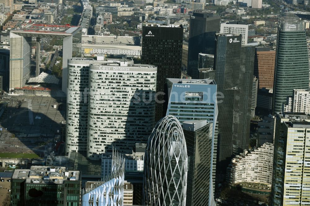 Paris Puteaux aus der Vogelperspektive: Hochhaus- Gebäude Tour D2 im Hochhaus- und Geschäfts- Viertel La Défense in Paris in Ile-de-France, Frankreich