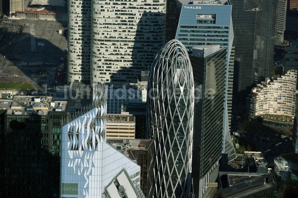 Luftbild Paris Puteaux - Hochhaus- Gebäude Tour D2 im Hochhaus- und Geschäfts- Viertel La Défense in Paris in Ile-de-France, Frankreich