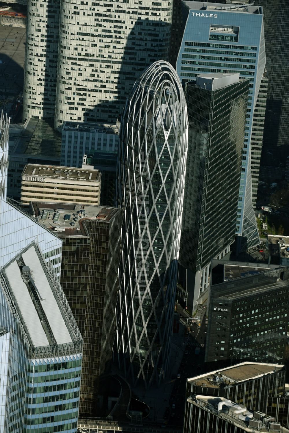 Luftaufnahme Paris Puteaux - Hochhaus- Gebäude Tour D2 im Hochhaus- und Geschäfts- Viertel La Défense in Paris in Ile-de-France, Frankreich