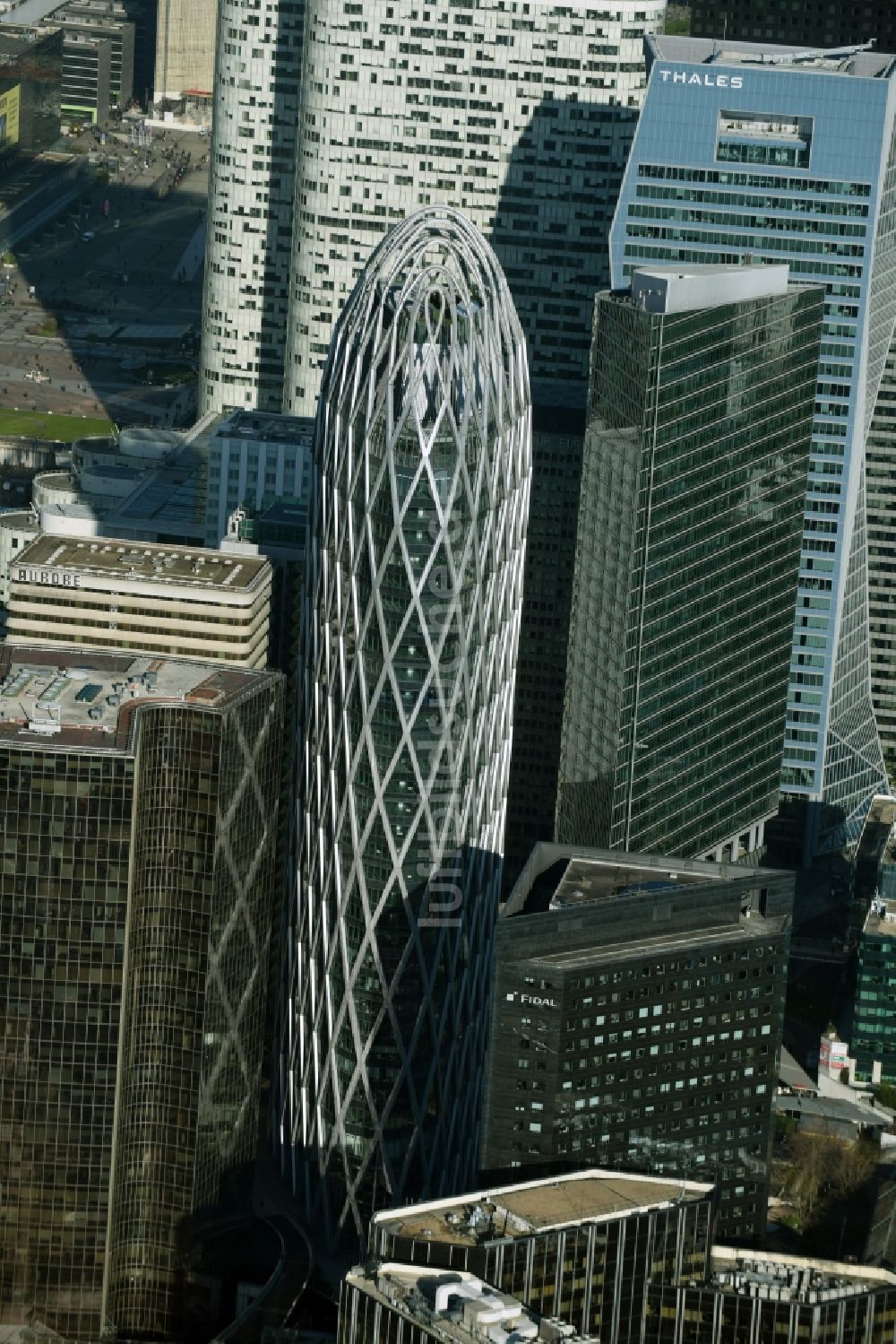 Paris Puteaux von oben - Hochhaus- Gebäude Tour D2 im Hochhaus- und Geschäfts- Viertel La Défense in Paris in Ile-de-France, Frankreich