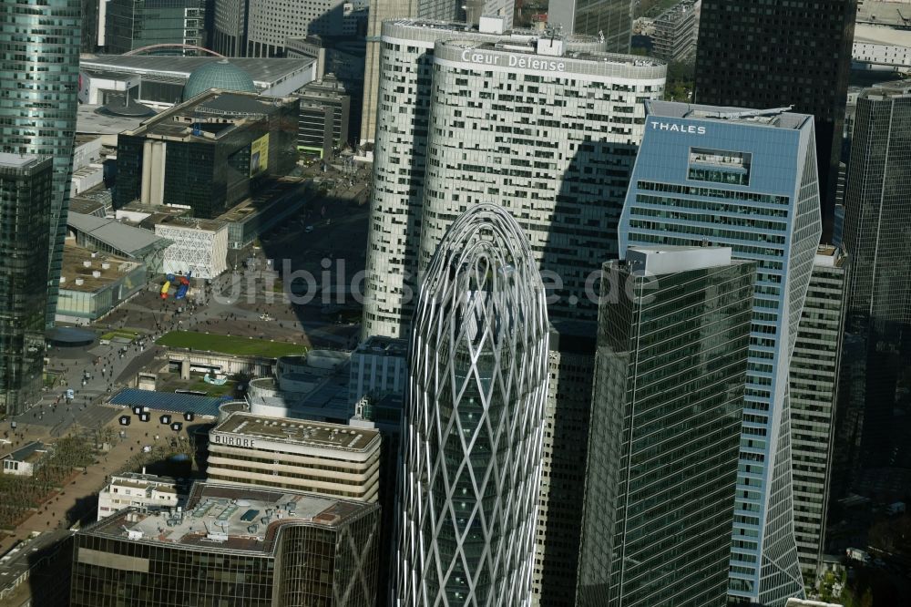 Paris Puteaux aus der Vogelperspektive: Hochhaus- Gebäude Tour D2 im Hochhaus- und Geschäfts- Viertel La Défense in Paris in Ile-de-France, Frankreich