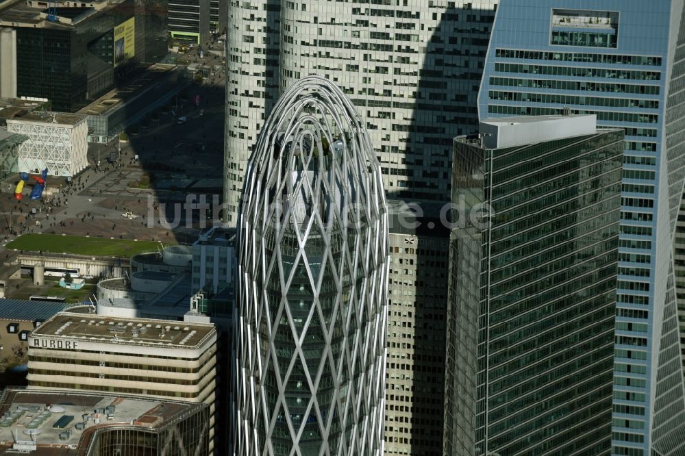 Luftbild Paris Puteaux - Hochhaus- Gebäude Tour D2 im Hochhaus- und Geschäfts- Viertel La Défense in Paris in Ile-de-France, Frankreich