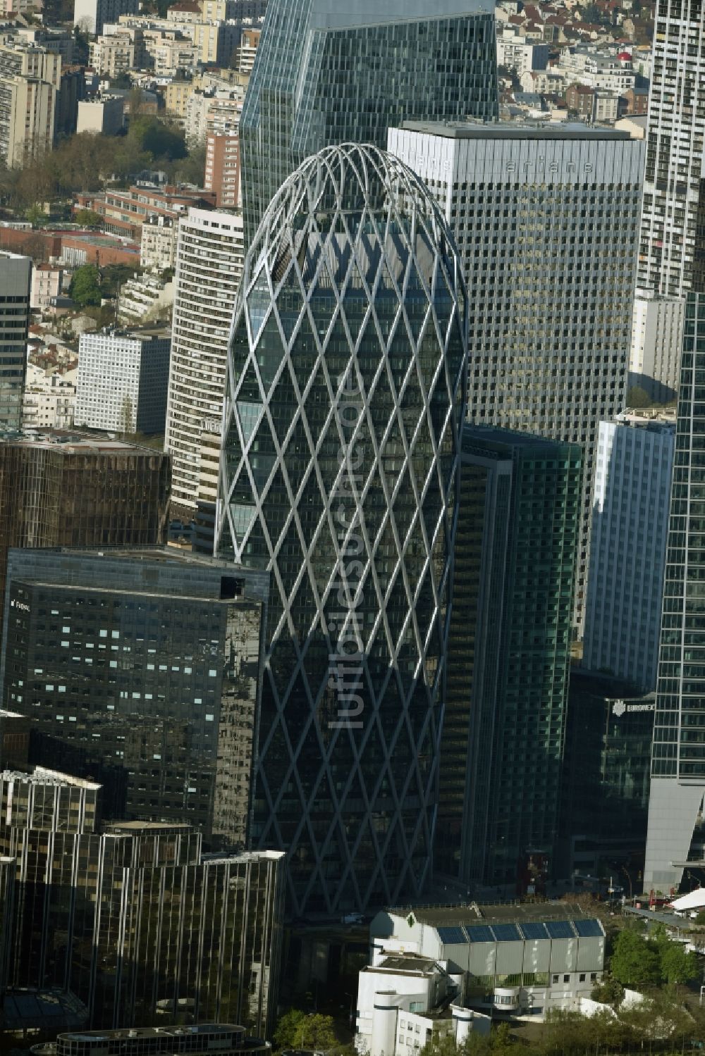 Paris Courbevoie aus der Vogelperspektive: Hochhaus- Gebäude Tour D2 im Hochhaus- und Geschäfts- Viertel La Défense in Paris in Ile-de-France, Frankreich