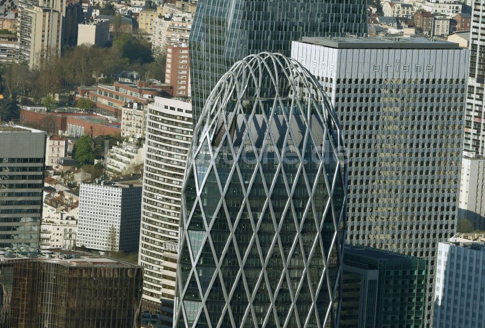 Luftbild Paris Courbevoie - Hochhaus- Gebäude Tour D2 im Hochhaus- und Geschäfts- Viertel La Défense in Paris in Ile-de-France, Frankreich