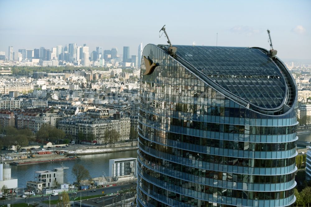 Paris Issy-les-Moulineaux von oben - Hochhaus- Gebäude Tour SEQUANA an der Rue Henri Farman in Paris in Ile-de-France, Frankreich