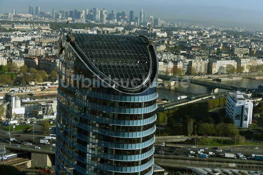 Issy-les-Moulineaux von oben - Hochhaus- Gebäude Tour SEQUANA an der Rue Henri Farman in Paris in Ile-de-France, Frankreich