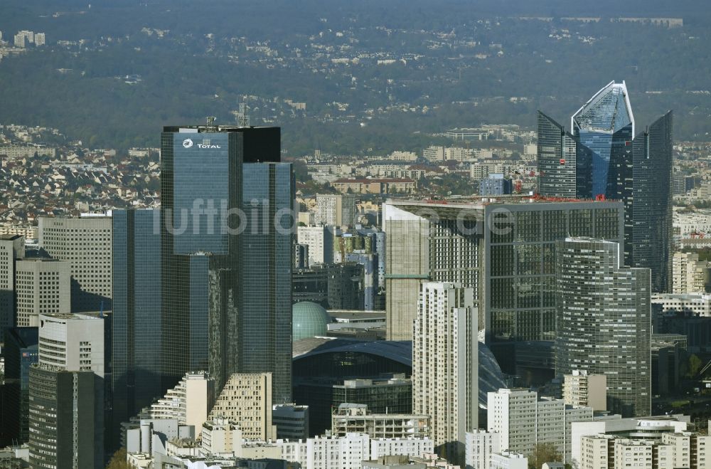 Paris Courbevoie von oben - Hochhaus- Gebäude Tour Total Coupole am Place Jean Millier im Büro- und Hochhaus- Viertel La Defense in Paris in Ile-de-France, Frankreich