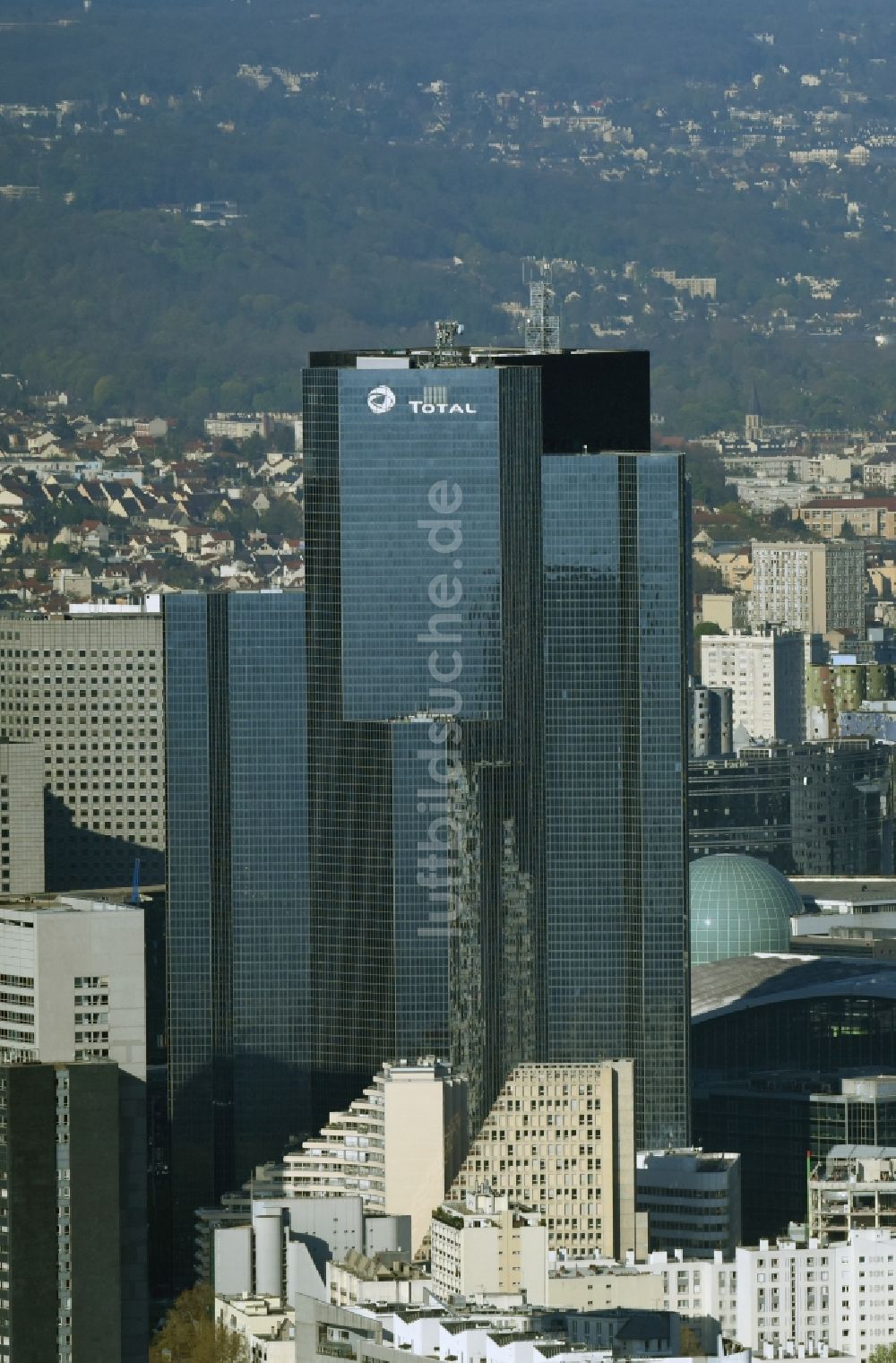 Paris Courbevoie aus der Vogelperspektive: Hochhaus- Gebäude Tour Total Coupole am Place Jean Millier im Büro- und Hochhaus- Viertel La Defense in Paris in Ile-de-France, Frankreich