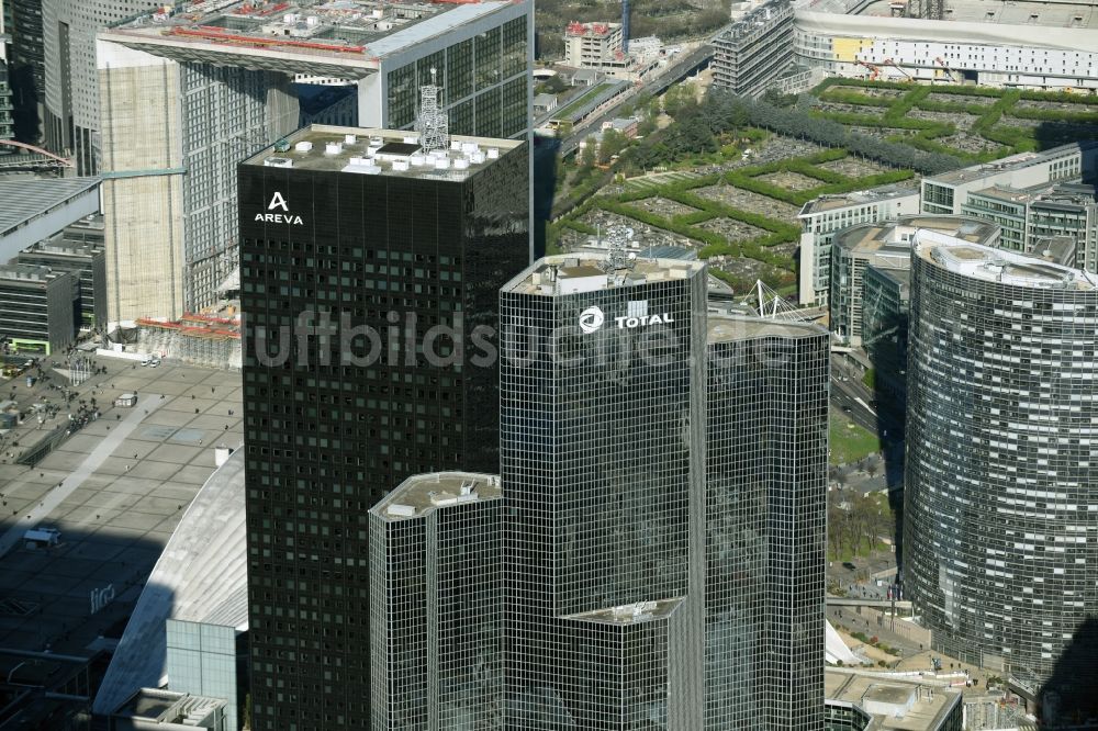 Paris aus der Vogelperspektive: Hochhaus- Gebäude Tour Total Coupole und Tour Areva am Place Jean Millier im Büro- und Hochhaus- Viertel La Defense in Paris in Ile-de-France, Frankreich