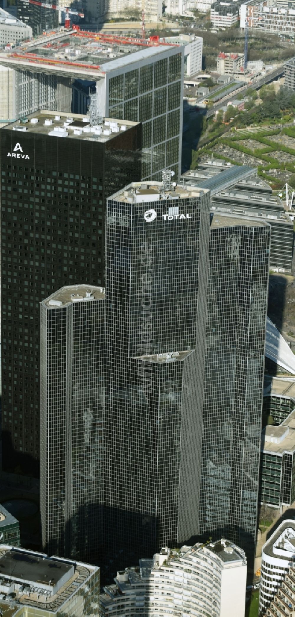 Luftbild Paris - Hochhaus- Gebäude Tour Total Coupole und Tour Areva am Place Jean Millier im Büro- und Hochhaus- Viertel La Defense in Paris in Ile-de-France, Frankreich